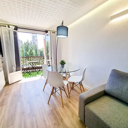 Apartment Front Views To El Pilar Comotucasa