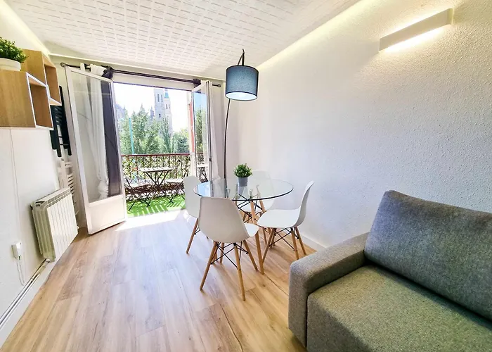 Lejlighed Front Views To El Pilar Comotucasa